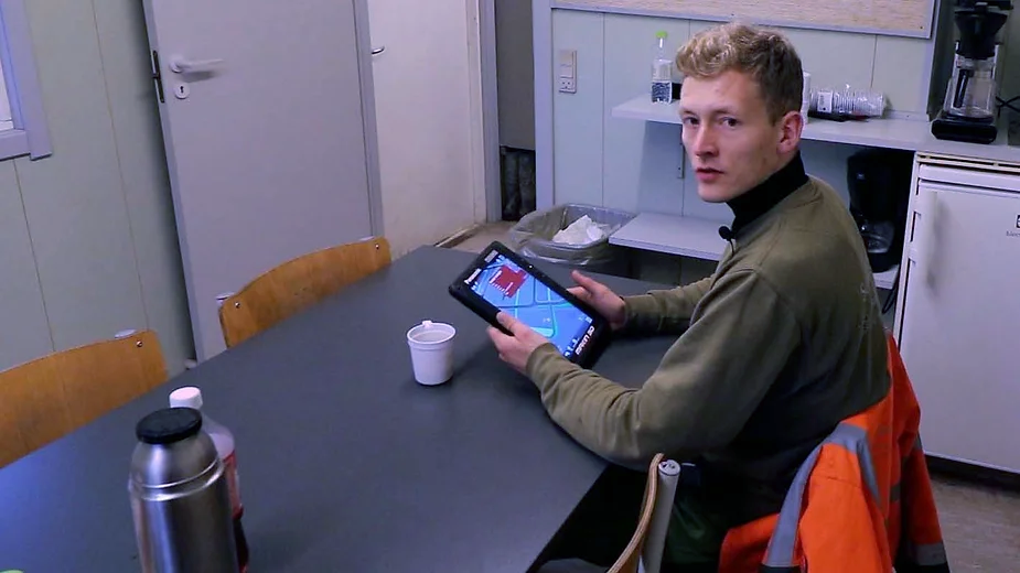 Frederik brings the tablet into the lunchroom.