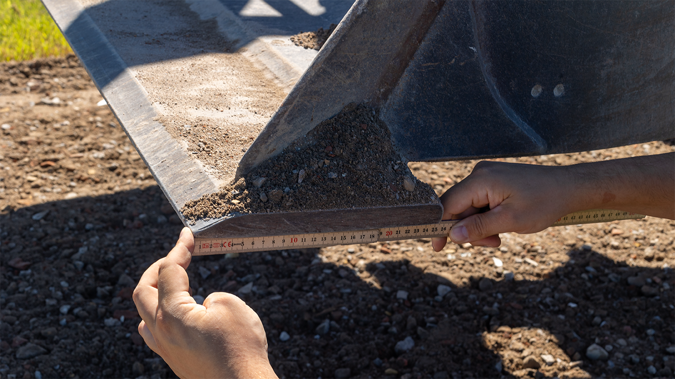 The operator can easily adjust for blade wear on both the front and back blade for higher accuracy